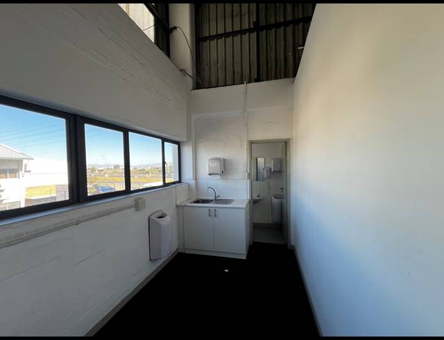 732M² WAREHOUSE TO LET IN AIRPORT INDUSTRIA